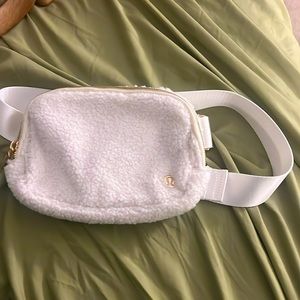 Lululemon fleece belt bag 🤍